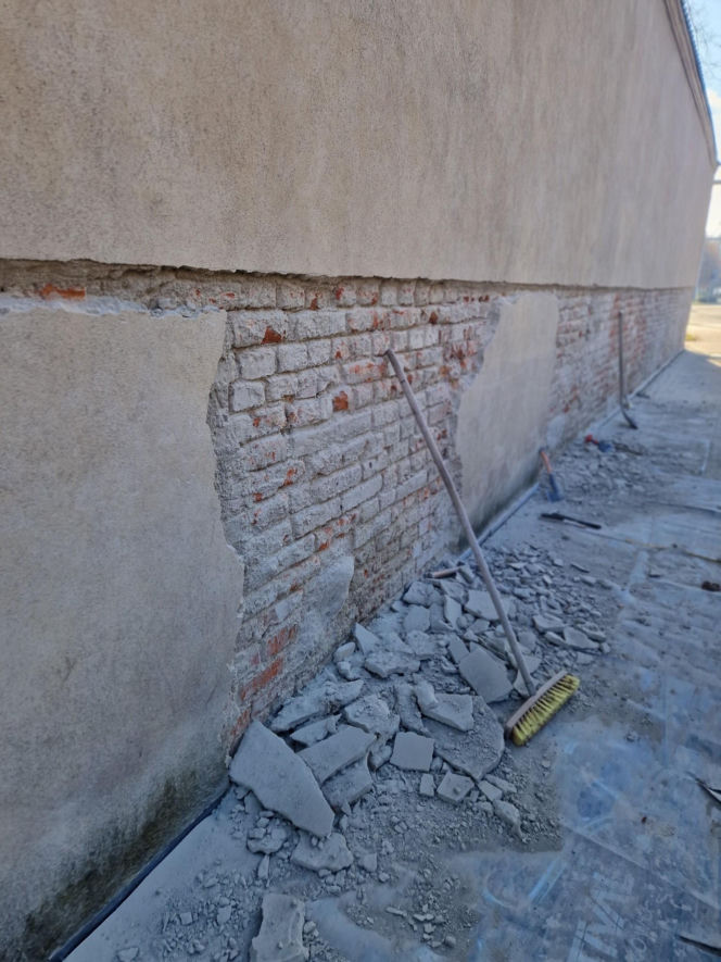 Remont muru kościelnego