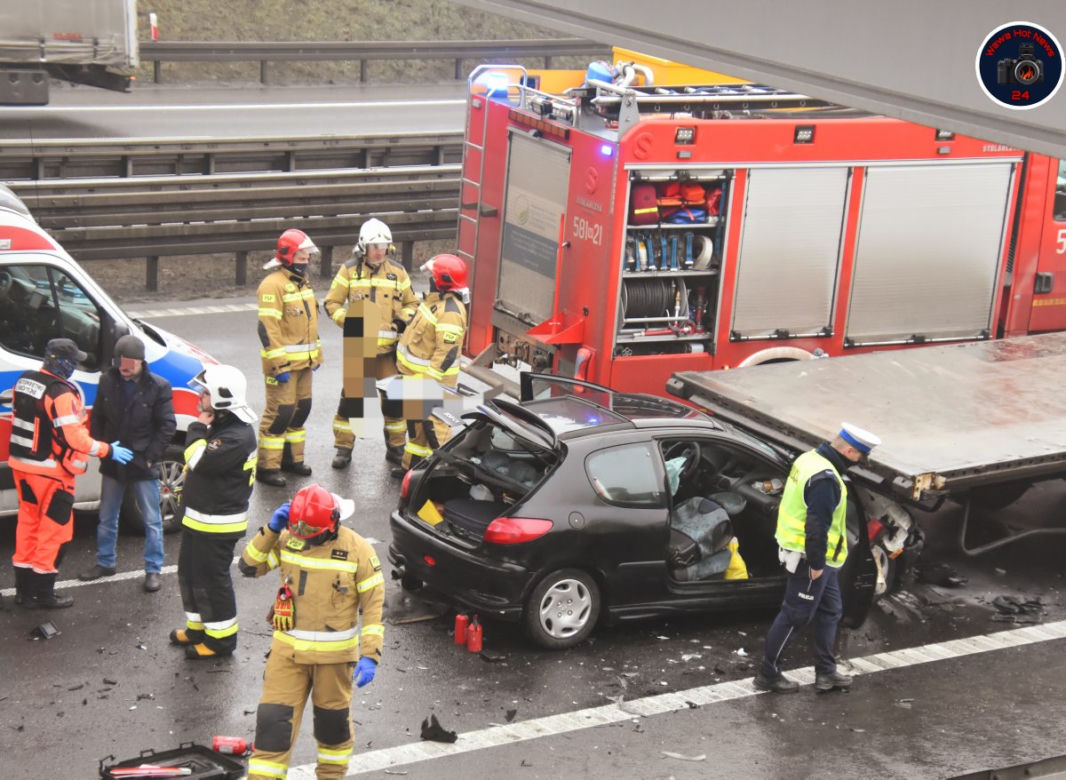 Peugeot sprasowany na trasie S8