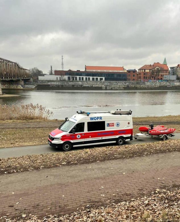 Tragedia na Dolnym Śląsku. Wędkarz wpadł pod lód na Jeziorze Leśniańskim