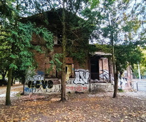 Spalony domek grabarza na Pomorzanach
