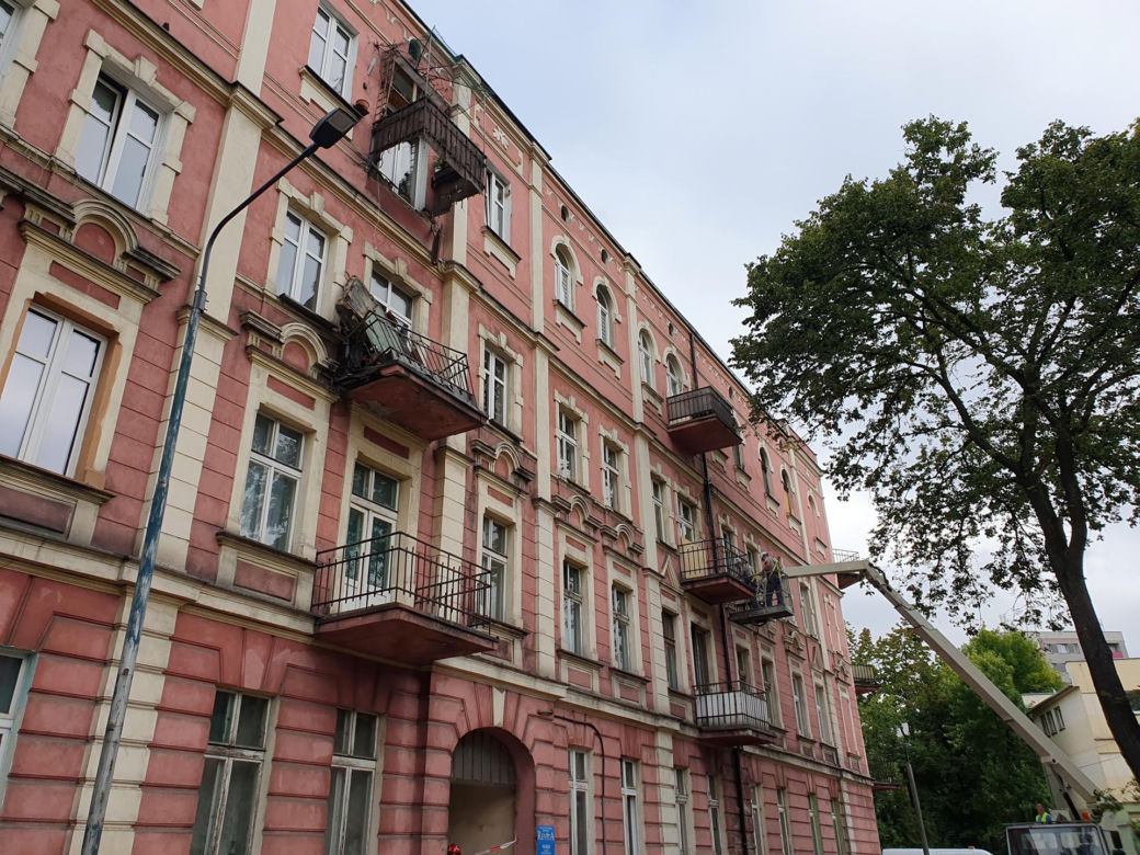 Pod małżeństwem zarwał się balkon, spadli z 3. piętra. Kobieta zmarła na stole operacyjnym.