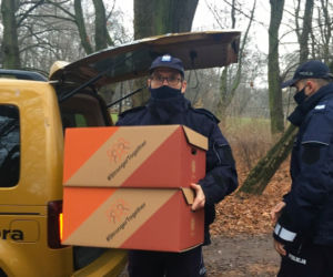Policjanci wręczali bezdomnym paczki z ubraniami
