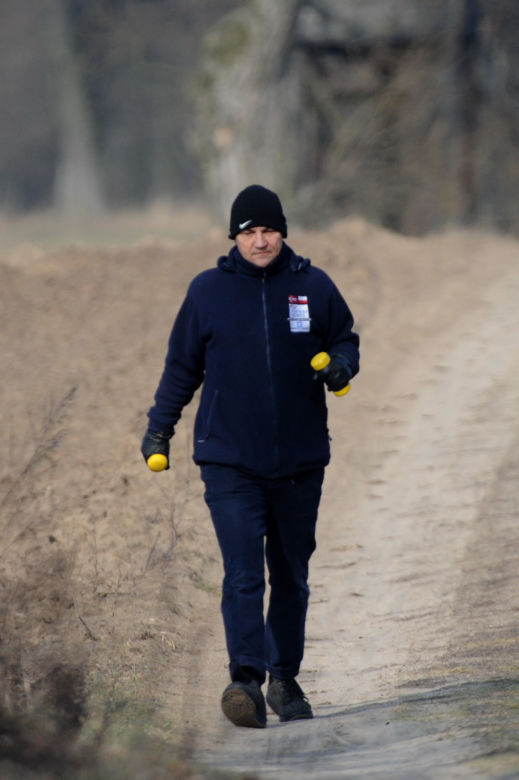 Sikorski nosi brudne szmaty