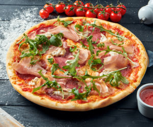 Domowa pizza na szybko według Karola Okrasy: łatwy przepis na wielką wyżerkę