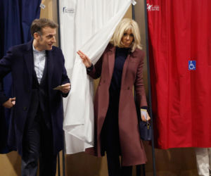 Wiadomości Macrona do pięknej aktorki ujawnione! Pierwsza dama dała mu w twarz