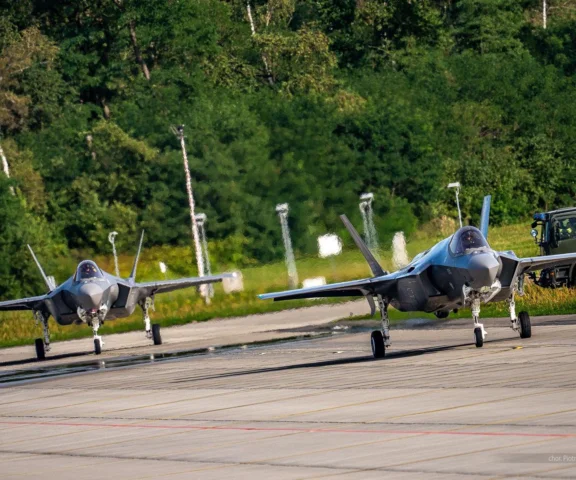 Pięć F-35A wylądowało w Łasku. Polska ma już osiem „Husarzy”