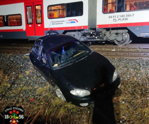 Auto zawisło na torach! Chwile grozy koło Opalenicy
