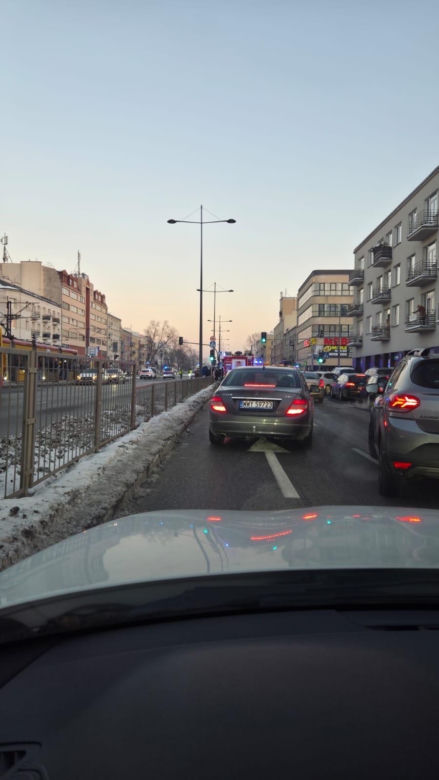 Śmigłowiec ratunkowy na placu Szembeka! Zderzenie samochodów, jeden z nich uderzył w kobietę i dziecko