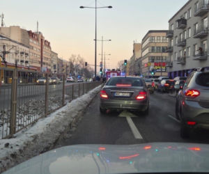 Śmigłowiec ratunkowy na placu Szembeka! Zderzenie samochodów, jeden z nich uderzył w kobietę i dziecko