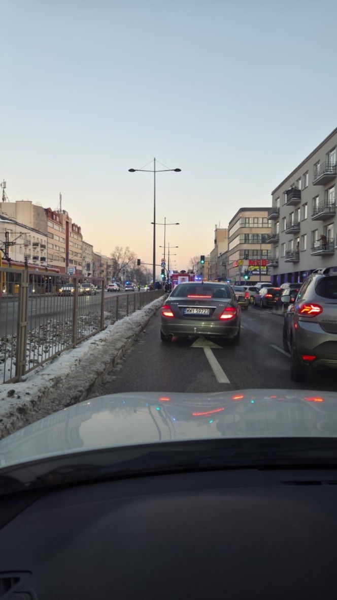 Śmigłowiec ratunkowy na placu Szembeka! Zderzenie samochodów, jeden z nich uderzył w kobietę i dziecko