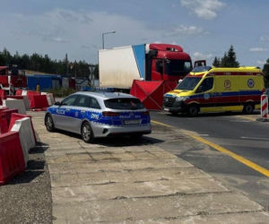 Rowerzysta zginął pod kołami ciężarówki. Koszmarny wypadek na rondzie