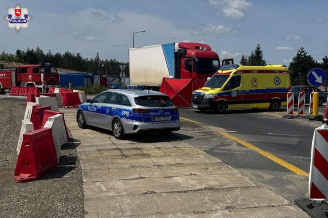 Rowerzysta zginął pod kołami ciężarówki. Koszmarny wypadek na rondzie