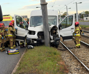 Dramat w drodze na lotnisko. Ich bus zjechał z drogi i wbił się w słup. Cztery osoby ranne