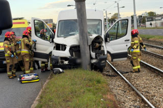Koszmar w drodze na warszawskie lotnisko. Bus wbił się w słup, pasażerowie w szpitalu