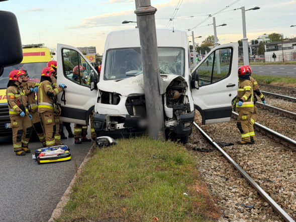 Dramat w drodze na lotnisko. Ich bus zjechał z drogi i wbił się w słup. Cztery osoby ranne