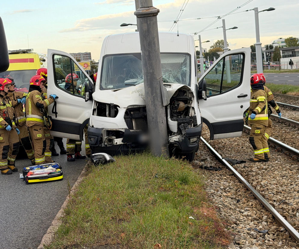 Koszmar w drodze na warszawskie lotnisko. Bus wbił się w słup, pasażerowie w szpitalu