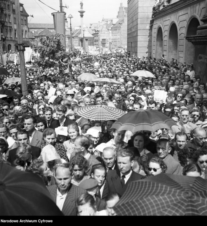 Uroczystość Bożego Ciała w Warszawie celebrowana przez Prymasa Polski kardynała Stefana Wyszyńskiego - 1957 rok