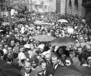 Uroczystość Bożego Ciała w Warszawie celebrowana przez Prymasa Polski kardynała Stefana Wyszyńskiego - 1957 rok