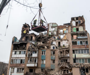 Akcja poszukiwawczo-ratownicza w miejscu uderzenia rosyjskiej rakiety manewrującej w wielopiętrowy budynek mieszkalny w Tarnopolu