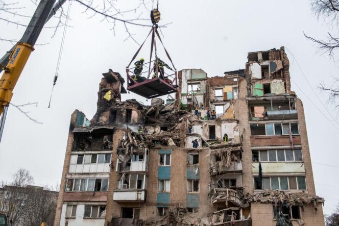 Akcja poszukiwawczo-ratownicza w miejscu uderzenia rosyjskiej rakiety manewrującej w wielopiętrowy budynek mieszkalny w Tarnopolu