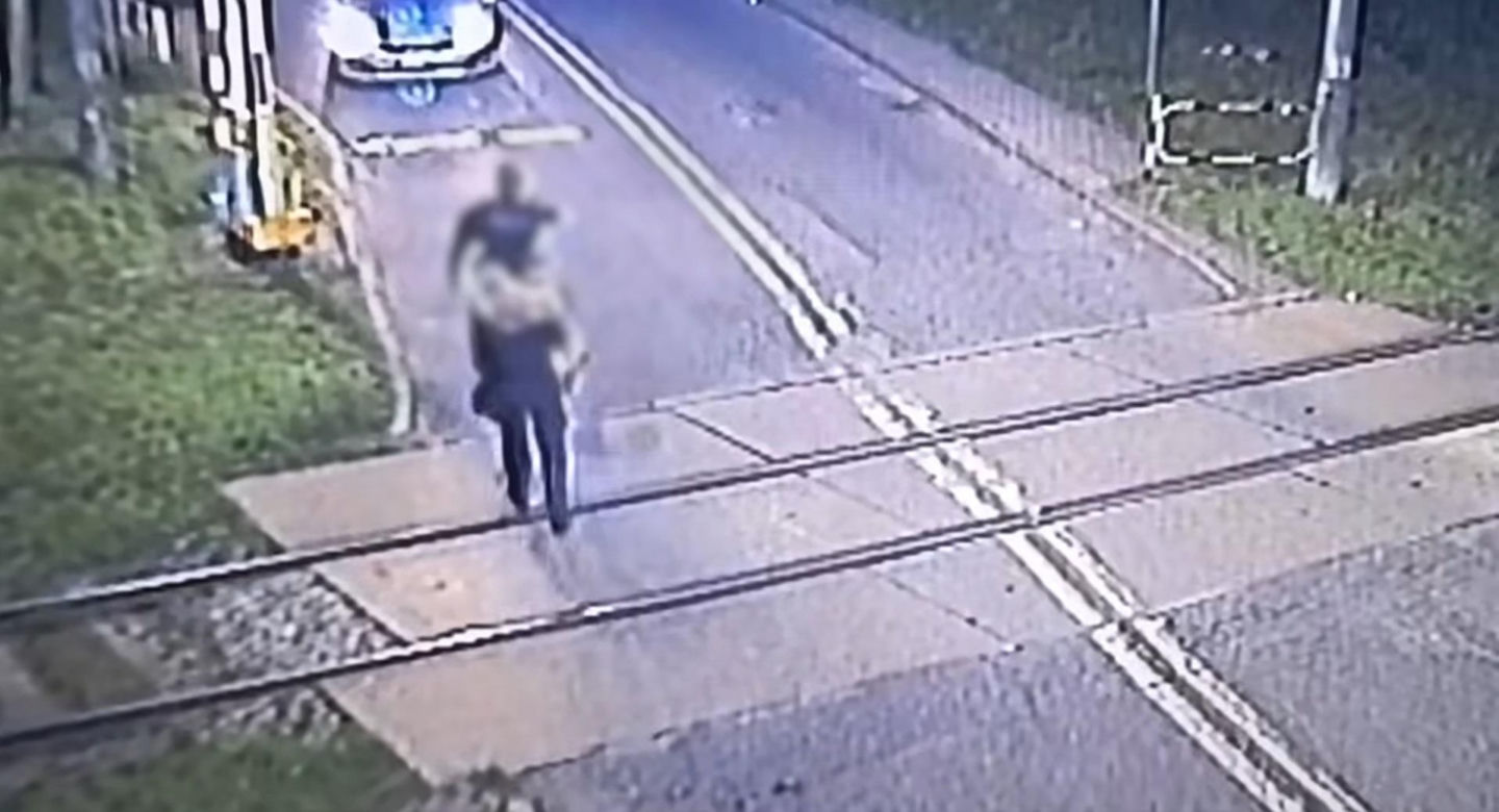 Wstrząsające nagranie pokazali policjanci z Mikołowa. 6-latek bawił się na torach, potem przejeżdża pociąg