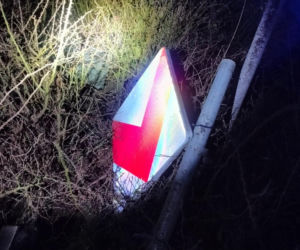 Pijany kierowca przejechał samochodem przez środek ronda w Kiełczewie [ZDJĘCIA]