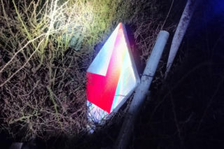 Pijany kierowca przejechał samochodem przez środek ronda w Kiełczewie [ZDJĘCIA]