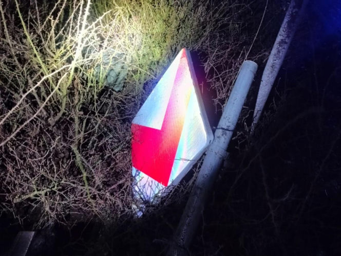 Pijany kierowca przejechał samochodem przez środek ronda w Kiełczewie [ZDJĘCIA]