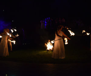 Pokaz fireshow w wykonaniu tancerzy i tancerek Teatru Ognia „Mantra” z Makowa Mazowieckiego