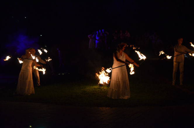 Pokaz fireshow w wykonaniu tancerzy i tancerek Teatru Ognia „Mantra” z Makowa Mazowieckiego