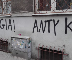 Coraz więcej symboli, napisów i obraźliwych haseł na praskich budynkach