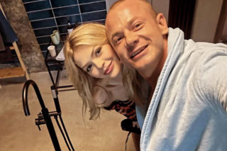 Barwy szczęścia. Sergiusz znajdzie nową miłość? Blond piękność u jego boku to nie przypadek