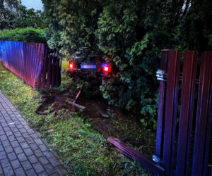 Kierowca bmw z Hajnówki wsiadł za kółko i wjechał w płot [ZDJĘCIA]