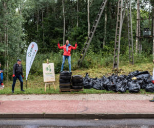 Książka za worek śmieci w Olsztynie. Mimo fatalnej pogody chętnych do sprzątania nie brakowało [ZDJĘCIA]