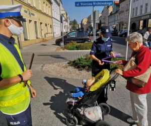 Żeby lepiej było was widać. Leszczyńscy policjanci rozdawali odblaski