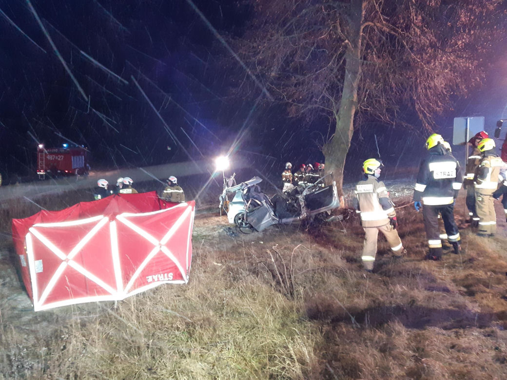 Nowowola. Tragiczny wypadek na Podlasiu. Opel uderzył w drzewo