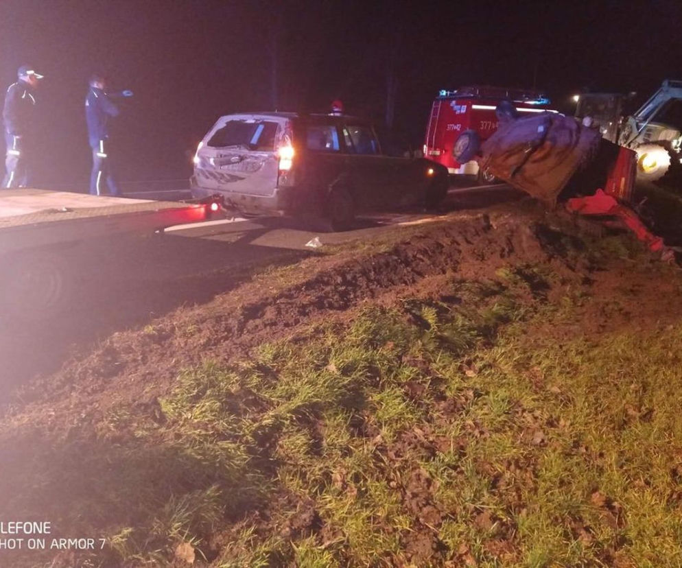 Przykry finał niewłaściwego holowania. Ciągnął 2,5-tonową maszynę rolniczą Fordem Mondeo