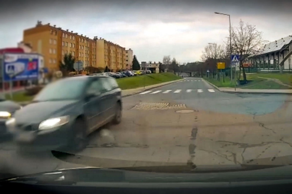 Przerażający wypadek w Żaganiu. 18-latka z Żagania zignorowała znak "stop" [ZDJĘCIA].