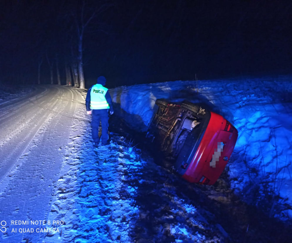 Wypadek na DW 513 w powiecie lidzbarskim. Samochód osobowy wjechał do przydrożnego rowu