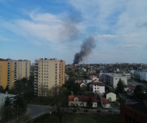 Kłęby czarnego dymu nad Krakowem. Strażacy walczą z ogniem na Puszkarskiej