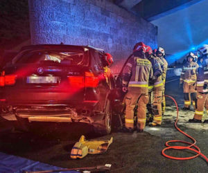 Dramatyczny wypadek na A4. Auto wbiło się w wiadukt