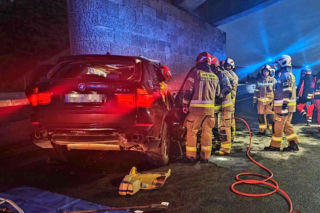 Dramatyczny wypadek na A4. Auto wbiło się w wiadukt