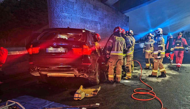 Dramatyczny wypadek na A4. Auto wbiło się w wiadukt