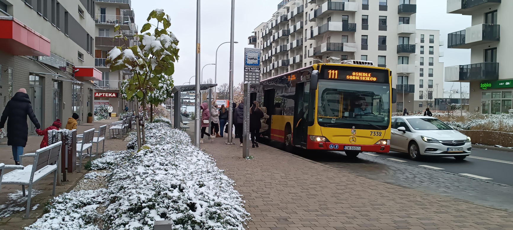 Pierwszy śnieg we Wrocławiu. Czy zima zaskoczyła kierowców? [ZDJĘCIA]
