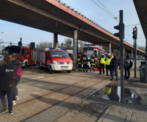 Groźny wypadek koło dworca Łódź Kaliska. Zderzenie osobówki z tramwajem ZDJĘCIA