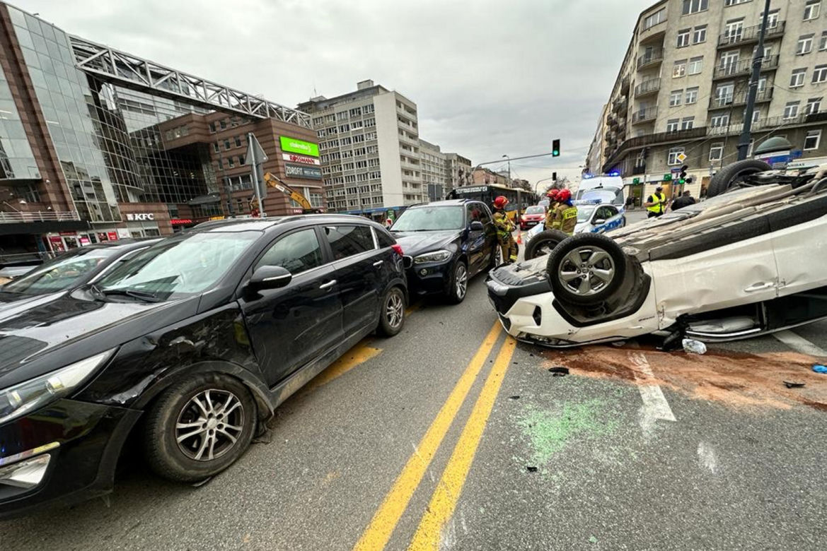 Zderzenie czterech aut na Mokotowie. Toyota wylądowała na dachu!
