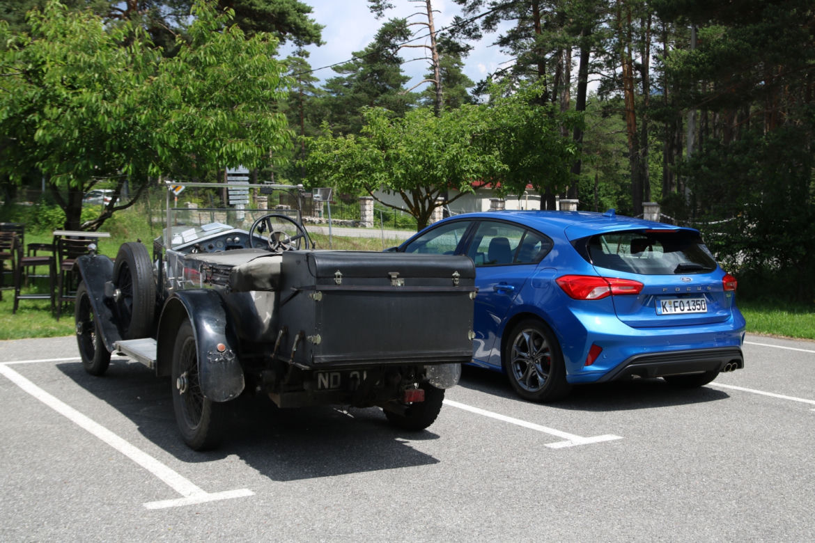 Ford Focus obok blisko 100-letniego auta