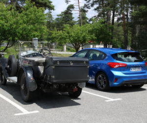 Ford Focus obok blisko 100-letniego auta