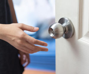 Dotykasz klamki i kopie cię prąd? To pierwszy sygnał, że ryzyko grypy w twoim domu wzrosło pięciokrotnie