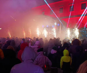 Wielka Orkiestra Świątecznej Pomocy rozgrzała Szczecin! Zwiedzanie, polonez, iluminacje i lasery na Zamku Książąt Pomorskich